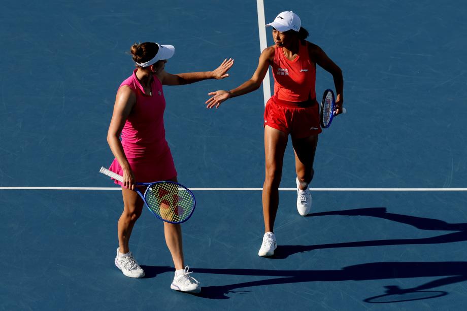 开云-张帅/梅尔滕斯抢十救4赛点逆转 晋级迈阿密赛女双四强